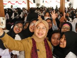 Ipuk Fiestiandani Beri SK Pengangkatan 334 Pegawai dengan PPPK Formasi Guru