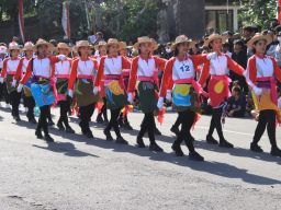 Lomba Gerak Jalan Kreasi Tingkat SMP dan SMA Meriahkan Hut Kota Negara ke-128