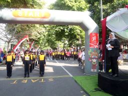 Ipuk Fiestiandani Berangkatkan Gerak Jalan Pelajar Tingkat SD