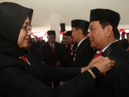 Ipuk Fiestiandani Menyematkan Satyalencana Karya Satya pada 450 ASN