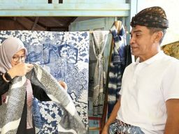 Ipuk Fiestiandani Buka Pasar Batik pada Rangkaian Musik Jazz Gunung Ijen