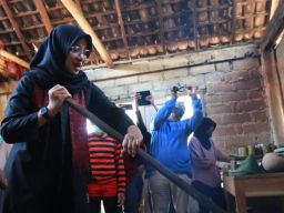 Bupati Ipuk Fiestiandani Mengaduk Gula Aren di Desa Kluncing Banyuwangi