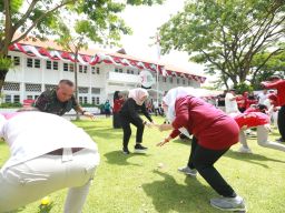Seru, Ipuk Fiestiandani Ikut Lomba Agustusan di halaman Pemkab Banyuwangi