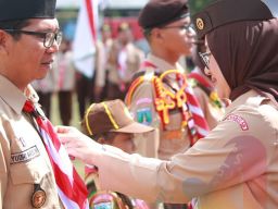 Ipuk Fiestiandani Menjadi Pembina Apel Besar Pramuka di Lapangan Desa Tambakrejo