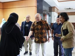 Ketua DPD RI Jenguk Cak Nun di RSUP Dr Sardjito Sleman, Doakan Lekas Pulih