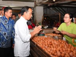 Kunjungan Kerja ke Medan, Presiden Jokowi Blusukan ke Pasar Sukaramai