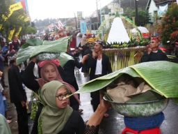 Ratusan Warga Glagah Banyuwangi Lakukan Kenduri Gelar Songo dengan 9 Tumpeng