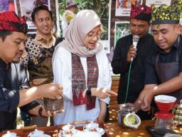 Bupati Ipuk Fiestiandani Ikut Incip Kopi Pesta Rakyat Gombengsari