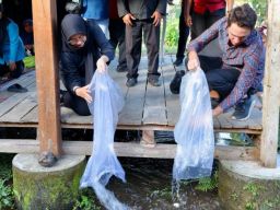 Bupati Ipuk Fiestiandani dan NGO Sungai Watch Sebar Jaring Penghalang Sampah
