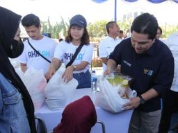 Erick Thohir dan Eri Cahyadi Gelar Pasar Murah di Lapangan Tugu Pahlawan