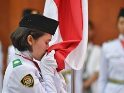 Eri Cahyadi Mengukuhkan 98 Anggota Paskibraka Kota Surabaya Tahun 2023