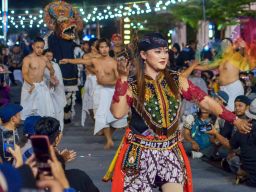 Parade Surya Senja di Grahadi Dimeriahkan Tari Bujang Ganong Jatilan Merak