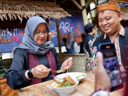 Ipuk Fiestiandani Santap Ayam Pedas di Festival Banyuwangi Artweek dan Kuliner