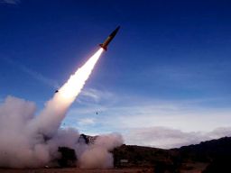 AS Kirim Rudal Jarak Jauh yang Dilengkapi Bom Cluster ke Ukraina