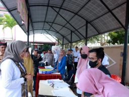 Bupati Ipuk Fiestiandani Salurkan Bantuan Wenak untuk Warung Rakyat