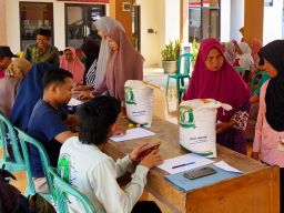 Pemkab Banyuwangi Serahkan Bansos pada Ribuan Warga