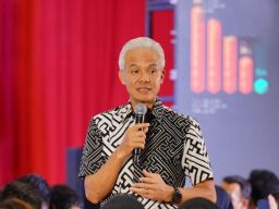 Ganjar Pranowo ke Unitomo Surabaya, Berbagi Gagasan Menuju Indonesia Emas 2045