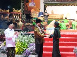 Pangkoarmada II Hadiri Pagelaran Wayang Kulit Bersama Panglima TNI