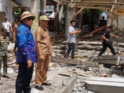 Pantau Pembongkaran Pasar Umum Negara, Bupati Tamba Pastikan Berjalan Lancar