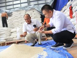 Wabup Ipat Pantau Gudang Bulog Penyaringan tanggapi kenaikan harga beras