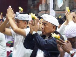 Bupati Tamba Apresiasi Semangat Krama ngaben massal desa pekraman Baluk