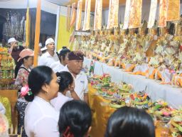 Diikuti 21 Sawe, Bupati Apresiasi Semangat Gotong Royong Ngaben Massal Banjar Munduk Kaliakah