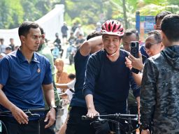 Libur Akhir Pekan, Jokowi Mengayuh Sepeda di Kebun Raya Bogor