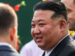 Tiba di Primorye Rusia, Kim Jong Un Disambut Karangan Bunga oleh Para Siswa