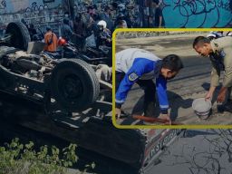 Karena Tumpahan Oli, Pikap Tergelincir Hingga Terbalik di Sukomanunggal