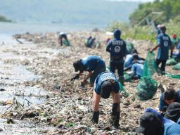 Pemkab Banyuwangi dan NGO Sungai Watch Gelar Big Clean Up Pantai Muncar