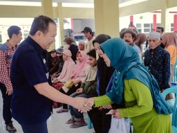 Bupati Hendy Bagikan DBHCHT dalam Bentuk BLT