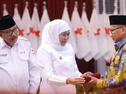 Gubernur Khofifah Memberikan Piagam Satya Lencana Donor Darah