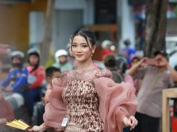 Ipuk Fiestiandani Perluas Jangkauan Pasar Batik Melalui Fashion On Pedestrian