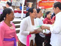 Presiden Jokowi Bagi-bagi Sembako di Gianyar, Bali