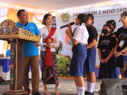 Hadiri HUT SMPN 2 Mendoyo, Bupati Tamba Ingatkan Kuasai Bahasa Asing