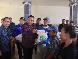 Bupati Tamba Kembali Salurkan Bantuan Beras CPP Pemerintah Pusat Tahap II di Kecamatan Mendoyo