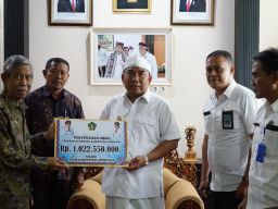 Bupati Tamba Serahkan Dana Hibah 1 Milyar Kepada FKUB Jembrana