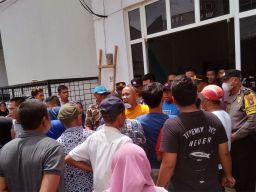 Puluhan Warga Tanjung Morawa Demo Jemaat Gereja Mawar Sharon