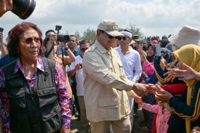 Menhan Prabowo Beri 10 Unit Kapal pada Nelayan di Pantai Aquarium Piamari