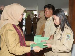 Ipuk Fiestiandani Serahkan 460 SK Jabatan Fungsional pada Guru dan Nakes