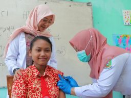 Ipuk Fiestiandani Gencar Lakukan Vaksinasi Anti Kanker pada Anak Perempuan