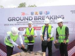 Khofifah Indar Parawansa Ground Breaking Pengendali Banjir di Desa Kalibuntu