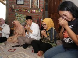 Wali Kota Eri Cahyadi Takziah ke Rumah Keluarga Korban Laka Lumajang