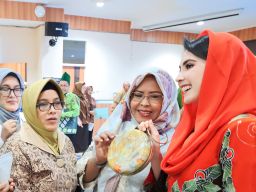 Pedagang UMKM Belajar TIK Bareng Arumi Bachsin dan Diskominfo Jatim