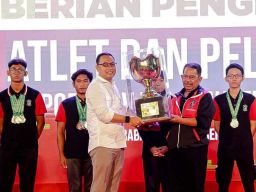 Wali Kota Surabaya Eri Cahyadi Serahkan Reward Puluhan Juta pada Atlet dan Pelatih Porprov
