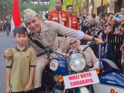 Parade Surabaya Juang 2023, Eri Cahyadi dan Rini Indriyani Ikut Serta dalam Pawai