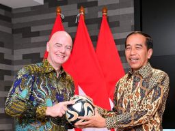 Jokowi beri Bintang Jasa ke Presiden FIFA Giovanni Vincenzo Infantino