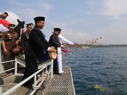 Hari Pahlawan, Banyuwangi Gelar Upacara Tabur Bunga dari KAL Rajegwesi II di Selat Bali