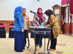 Khofifah Lantik 5 Anggota KI Provinsi Jatim, Minta Tancap Gas di Tengah Tahun Politik