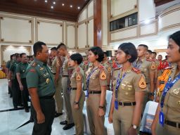 Mayjen TNI Farid Makruf Memberi Pembekalan pada Taruna AAL di Makodam V Brawijaya